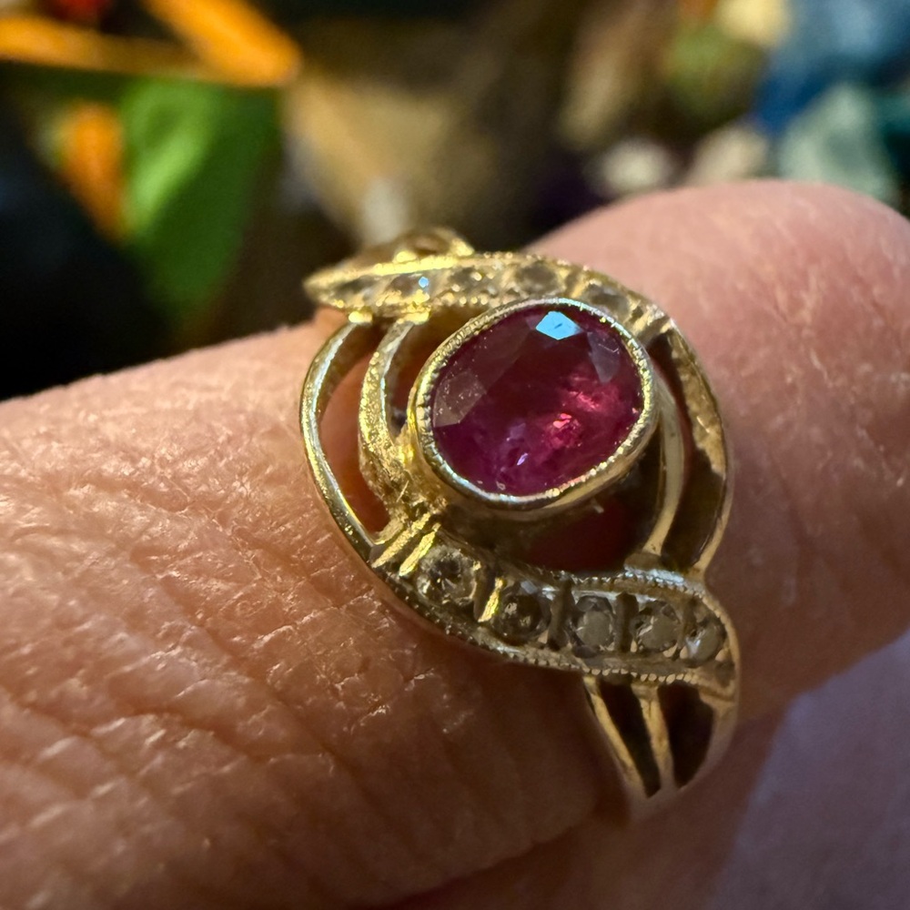 Exquisite Vintage 90s Ruby & Diamond Ring